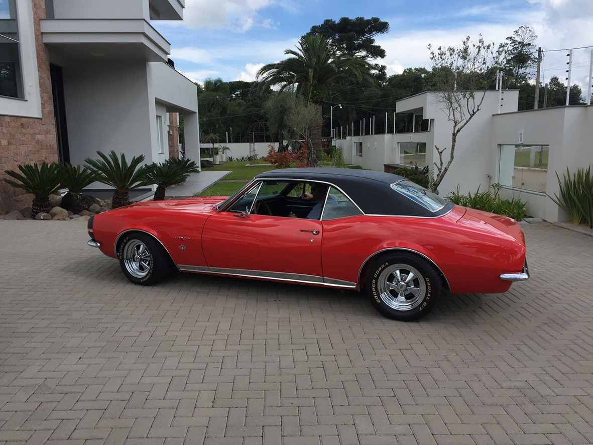 Camaro vermelho, de 1967, está com Ricardo Pelizzer há 17 anos. 