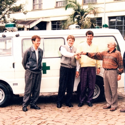 Em abril de 1995, a prefeitura de Flores da Cunha adquiriu uma nova ambulância. O novo veículo era um utilitário do tipo Besta, ano e modelo 95, possuía 60 HP de potência, movida a diesel. Estava equipada com maca, três poltronas para acompanhante, sirene eletrônica, sinalizador de emergência e ar quente, além de todo equipamento para soro e oxigênio.