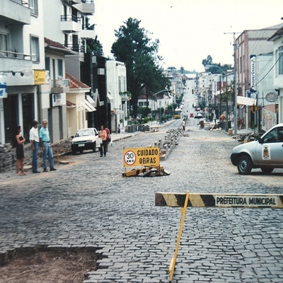 As obras de reformulação da Avenida 25 de Julho foram retomadas no dia 9 de novembro de 2001. Nessa reformulação, o trecho recebeu asfalto, canteiros centrais e alargamento das calçadas nas esquinas.