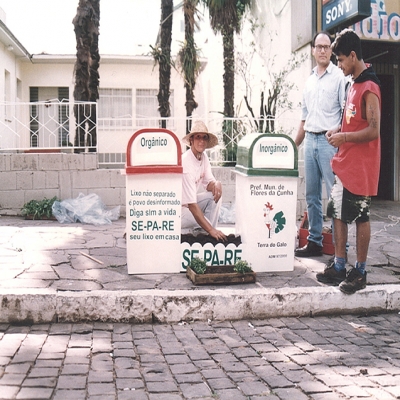 No dia 19 de dezembro de 1997, o centro de Flores da Cunha ganhou sete lixeiras especiais para separação do lixo orgânico e seletivo. A instalação fazia parte do Projeto Xoli, desenvolvido pela prefeitura por meio do Departamento Municipal de Meio Ambiente. O projeto inicial contava com as ações de Coleta Seletiva do lixo, instalação da Central de Triagem e Compostagem de Resíduos Domiciliares e Aterro Sanitário para rejeitos.
