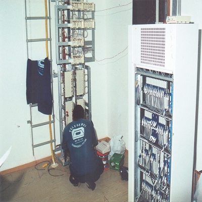 No dia 27 de fevereiro de 1997, o gerente da Companhia Riograndense de Telecomunicações (CRT) de Flores da Cunha, Valmor Ghelen, ativou a primeira central telefônica automática digital do interior do município.