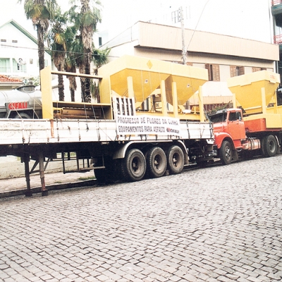 Em abril de 1999 o equipamento de produção de asfalto ficou exposto em frente ao Banco do Bradesco. Após, ele foi instalado junto ao britador municipal, aos fundos do bairro Pérola.