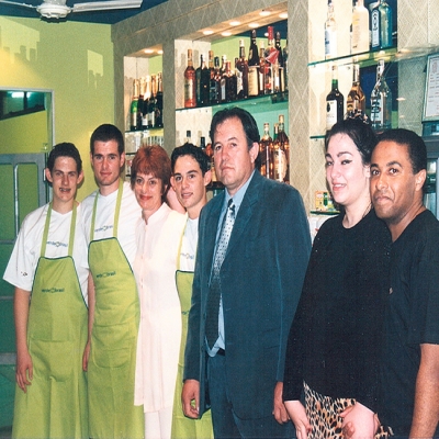 No dia 11 de abril de 2000 ocorreu a inauguração do Verde Brasil Café Bar. A festa reuniu aproximadamente 650 pessoas, incluindo diversas personalidades da cidade e da região que foram recepcionados com coquetel e show de Fernando e Gabriel Costa.