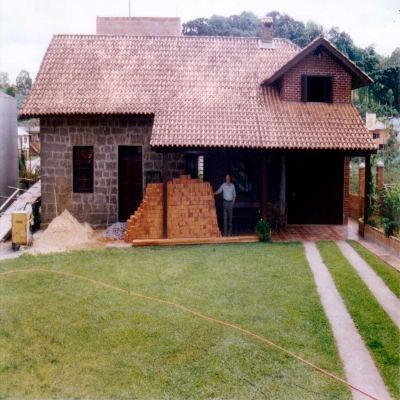 Em janeiro de 2000 a Casa de Pedra, localizada em Otávio Rocha, estava em reformas. Com as melhorias, a capacidade de recebimento de pessoas aumentaria em 50%. A casa, de 1890, foi construída pela família de Romano Galioto. 