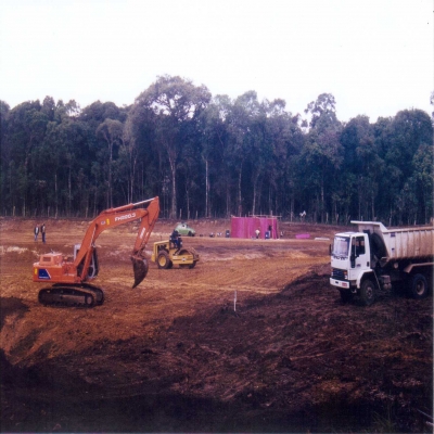 A preparação do terreno para a construção da subestação de energia elétrica começou no dia 9 de julho de 1999. No decorrer do mês a Companhia Elétrica Industrial (CEI), de São Paulo, iniciou a construção da estrutura do prédio do complexo energético. Ao todo, 20 empresas trabalharam na empreitada e foram coordenadas pela Trafo, de Canoas.