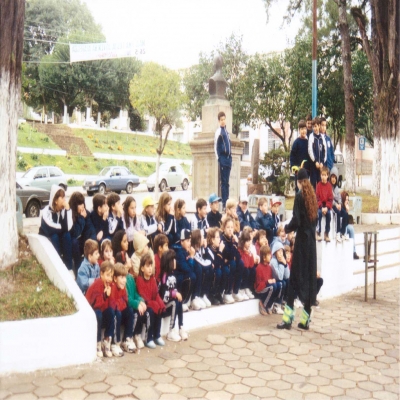No dia 23 de maio de 1996, ocorreu a abertura da 5ª Feira do Livro, na Praça da Bandeira. O evento fez parte da programação dos 72 anos de emancipação política de Flores da Cunha. Durante o dia, as artistas cênicas, Zica Stockmans e Mirtes Fachin realizaram a leitura de histórias infantis para as crianças das escolas do município.