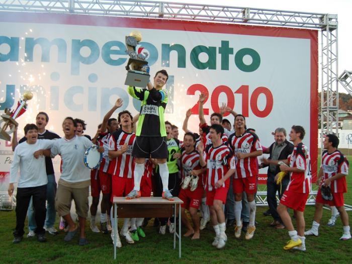 Capitão Piriquito ergueu a taça da primeira conquista do Atlético, fundado em 2001.   - Antonio Coloda