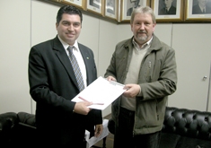 Cópias de documentos foram entregues pelo prefeito ao gerente-executivo do órgão previdenciário. - Fabiano Provin