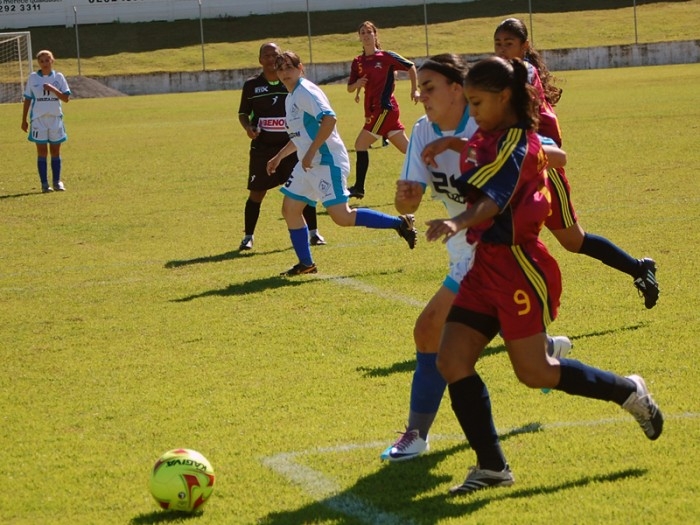 Simone (nº 9), marcou dois gols na estreia, a exemplo de Mayara e Gracelly.   - NA HORA / ANTONIO COLODA