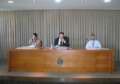 Presidente Felipe Salvador (C), acompanhado do vice Valdir Franceschet (D) e da secretária Renata Zo - O Florense
