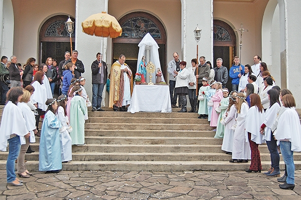Cerimônia encerrou em frente à Matriz, junto à imagem de Nossa Senhora de Caravaggio. - Antonio Coloda/Jornal O Florense