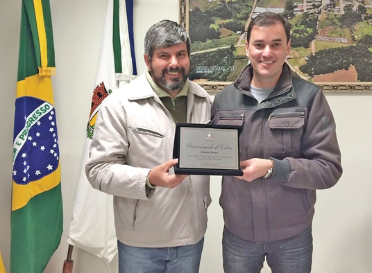 Alvírio Tonet (E) com o prefeito de Nova Pádua, Itamar Bernardi (D). - Divulgação