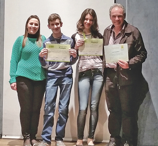 Da esquerda para a direita estão a professora Cristina Araldi e seu aluno Muterle, e Carla com o professor José Balbinot. - Divulgação