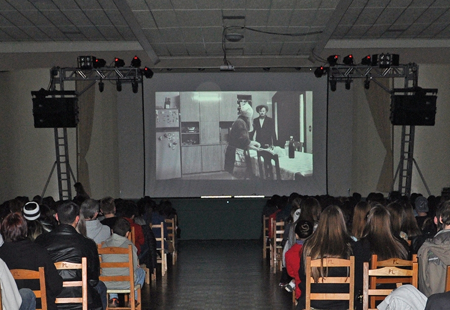 Filmes foram exibidos ao público no salão paroquial. - Larissa Verdi/O Florense