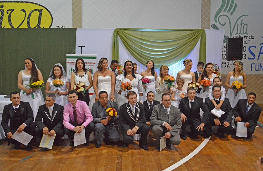 Registro dos casais que participaram da 4ª edição, em 2015. - Bárbara Lipp/Prefeitura de FC/Divulgação