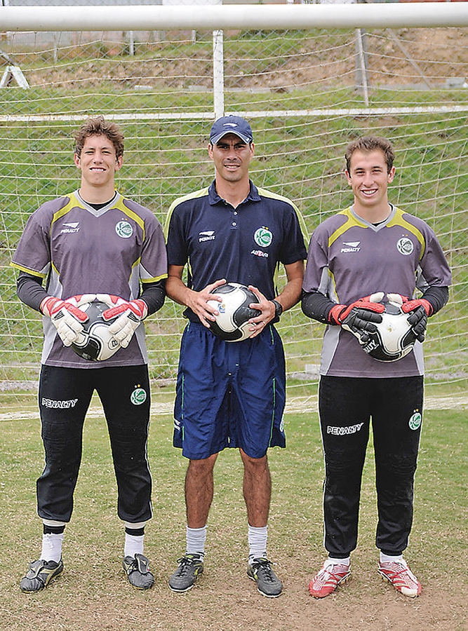 Follmann (E) e Basso (E), com o preparador de goleiros Humberto, no CT do Ju em janeiro de 2010. - Maicon Damasceno/O Caxiense/Divulgação