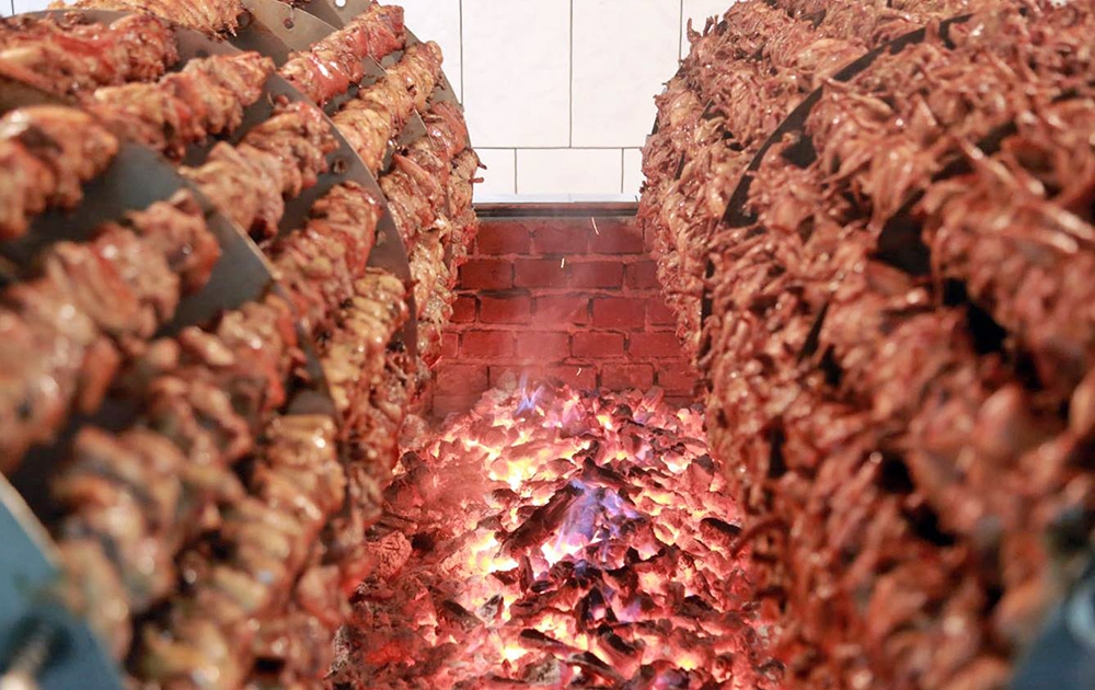 Menarosto é feito com carnes de porco ou leitão, codorna, coelho e frango, todas assadas em espetos giratórios. - Airton Nery/Divulgação