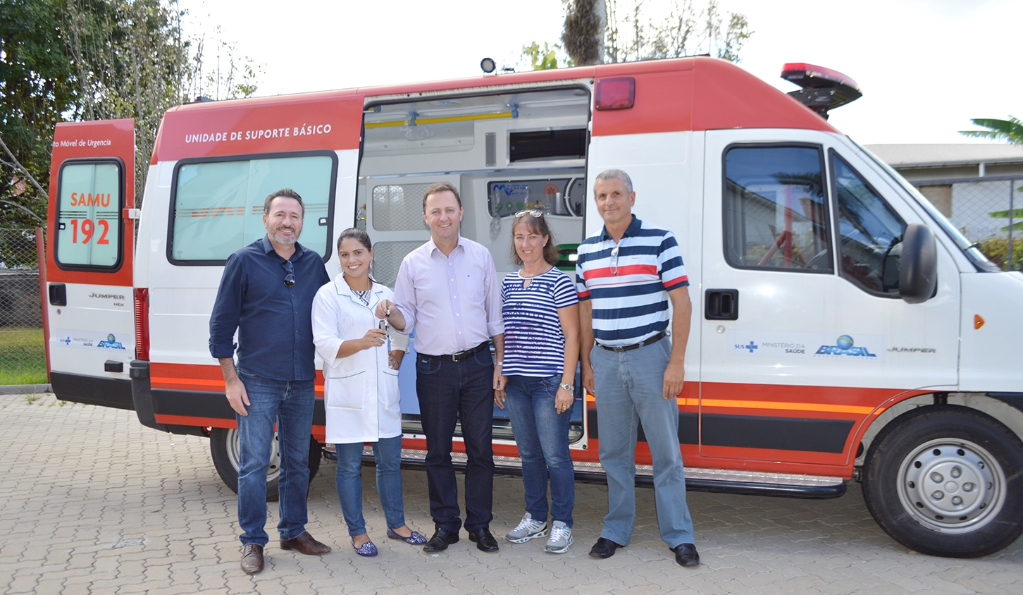 Ambulância foi entregue para o Samu na tarde desta quarta-feira. - Fábio Carnesella/Prefeitura de FC/Divulgação