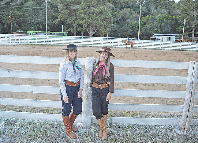 Jéssica e Jeniffer Erhart acumulam participações em cavalgadas e rodeios. - Danúbia Otobelli/O Florense
