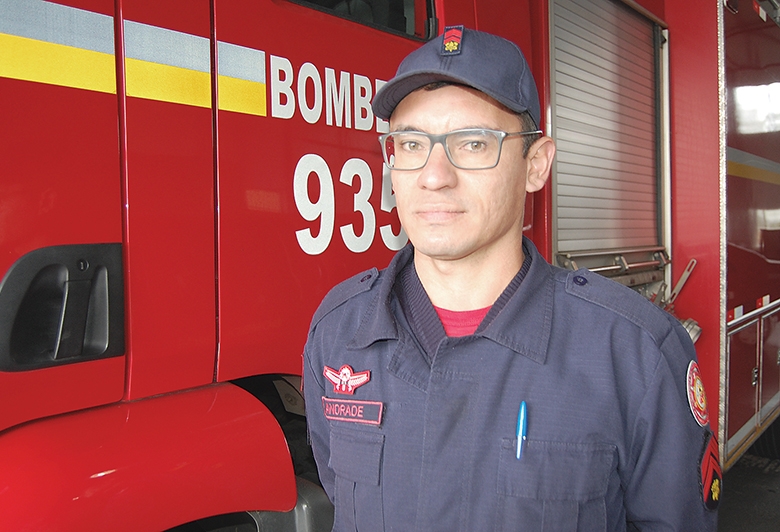 Em 14 anos de carreira, sargento Andrade comanda pela primeira vez uma unidade de bombeiros. - Antonio Coloda/O Florense