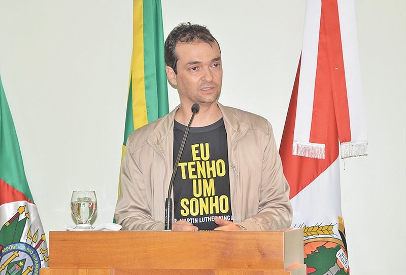 Em julho de 2017 o psicólogo Leonardo Abrahão esteve na Câmara de Vereadores de Flores da Cunha para falar sobre a importância social da campanha. - Jaqueline Gambin/Câmara FC/Divulgação