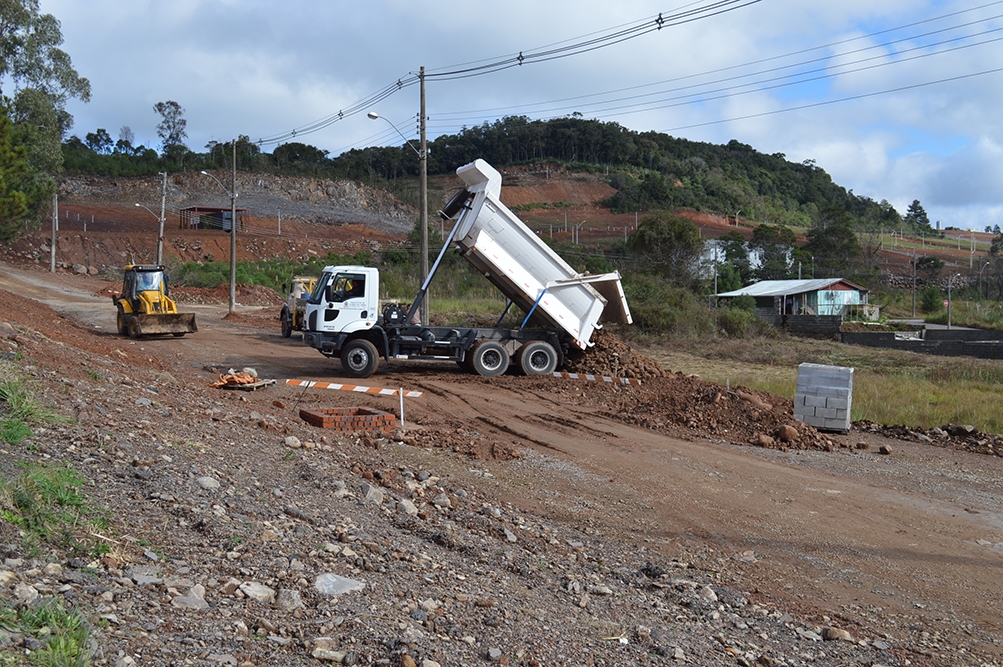 Rua já recebeu a compactação e a drenagem. - PM Flores da Cunha/Divulgação