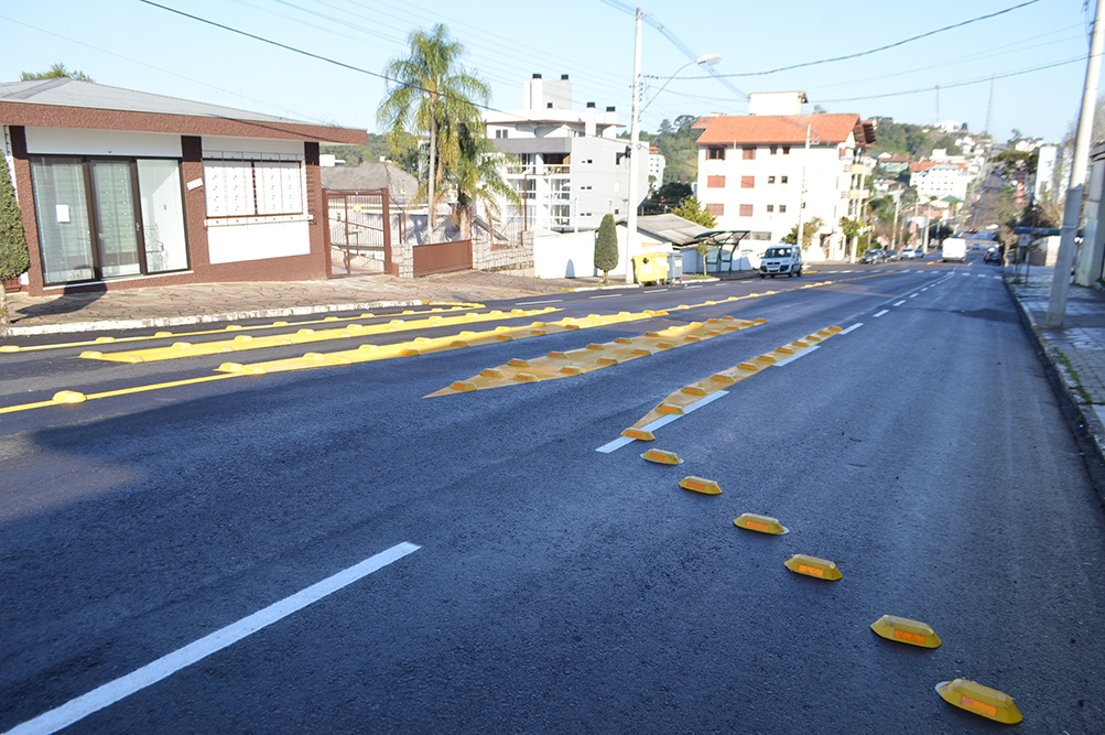 Tachões para reduzir velocidade foram instalados.  - Prefeitura FC/Divulgação