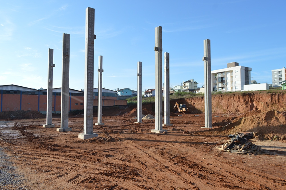Pilares da estrutura estão sendo colocados.  - Prefeitura FC/Divulgação