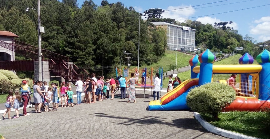 Brinquedos infláveis divertiram as crianças do Pérola. - Prefeitura de Flores da Cunha/Divulgação