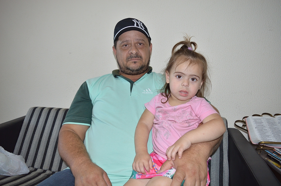 O pai Gilberto com a filha Katiele de Oliveira, que precisa de um tratamento para um problema de pele. - Danúbia Otobelli
