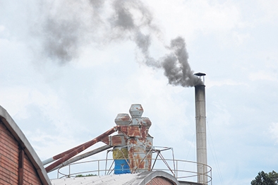 Segundo a Prefeitura, fumaça expelida pela chaminé da empresa está dentro das normas da legislação ambiental. - Antonio Coloda