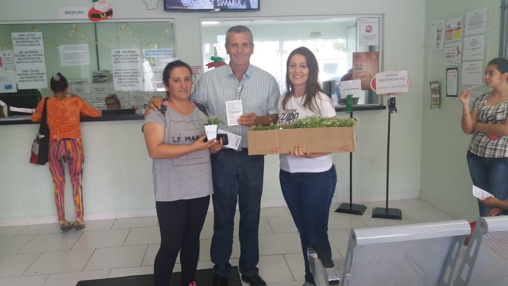A equipe do Centro de Saúde entregou mensagens de conscientização nas salas de espera, além de mudas de flores. - Prefeitura FC/Divulgação