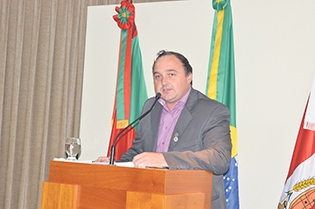 Presidente do Consepro na gestão 2017/2018, Itamar Brusamarello fez a apresentação das contas referentes ao ano passado. - Jaqueline Gambin/Câmara de FC/Divulgação