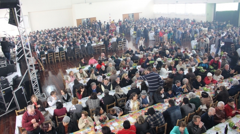 Milhares de pessoas participam anualmente do almoço. - Arquivo O Florense