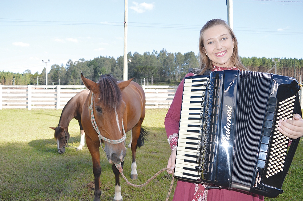 A jovem Andreza Polidoro é uma apaixonada por música tradicionalista e estará se apresentando na categoria gaita de botão e piano até 15 anos. - Gabriela Fiorio