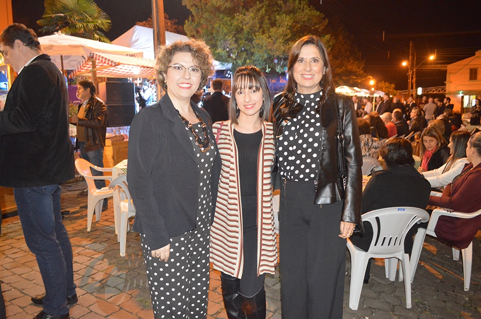 Secretária de Turismo, Fátima Ortiz, esteve presente no evento, juntamente com a equipe da secretaria de Flores da Cunha. - Prefeitura FC/Divulgação