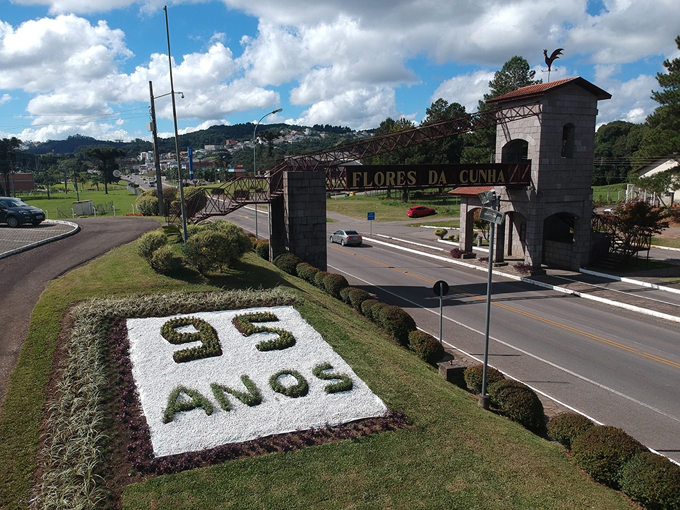 Canteiro recebe homenagem aos 95 anos de Flores da Cunha. - Prefeitura FC/Divulgação
