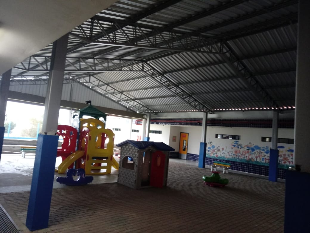 Pátio recebeu cobertura, além de outras melhorias. - Prefeitura de Flores da Cunha/Divulgação