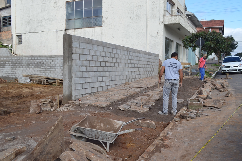 Calçada está sendo revitalizada. - Prefeitura FC/Divulgação