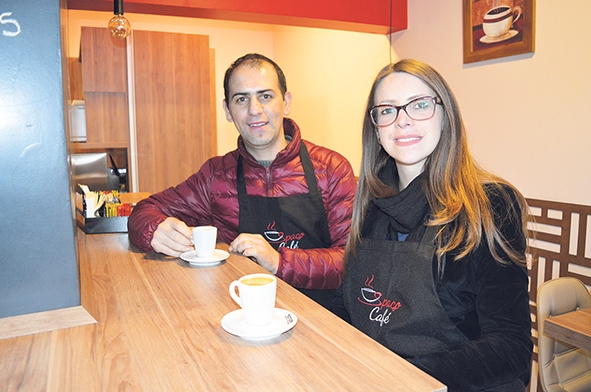 O casal Andreia e Edinei Tonet montou um negócio em São Gotardo. - Bruna Marini