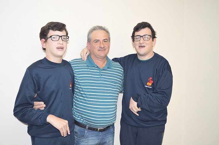 O pai Oscar Rech com os filhos Igor e Cristian. - Bruna Marini