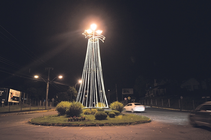 Ruas do município já estão enfeitadas para o Natal. - Prefeitura de Flores da Cunha/Divulgação
