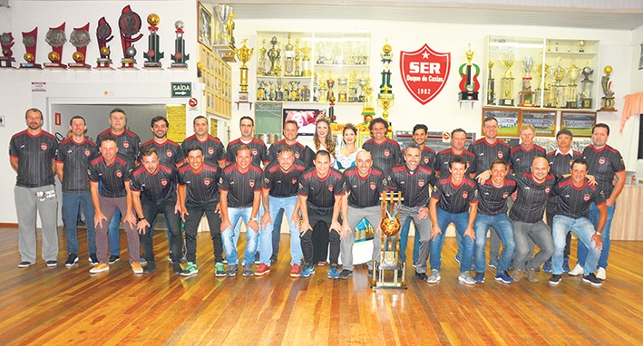 Atletas, comissão técnica e dirigentes receberam uma camiseta alusiva ao 6º título.  - Maicon Pan/Divulgação