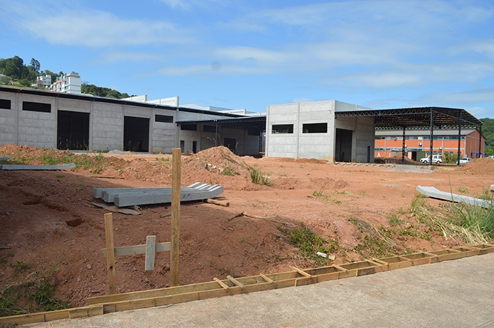 O novo espaço está sendo construído no terreno localizado na Rua Ernesto Segundo Bertolini, no bairro Granja União, e tem aproximadamente 9.108 metros quadrados.  - Prefeitura de Flores da Cunha/Divulgação