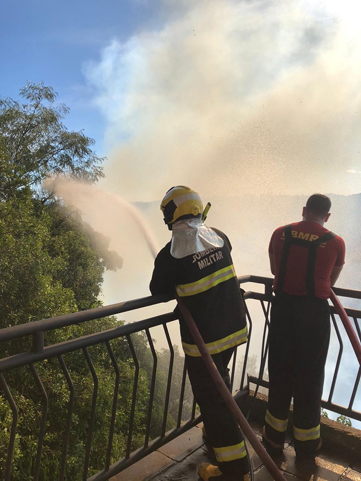 O Corpo de Bombeiros de Flores da Cunha atua desde a manhã de domingo, dia 29, para combater as chamas.  - Julio Rafael/Divulgação
