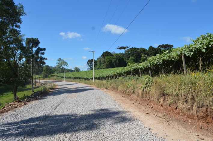 Iniciou nesta semana o trabalho de colocação da camada de base notrecho de 1,6 Km na estrada da comunidade da Serra Negra. - Prefeitura de Flores da Cunha/Divulgação