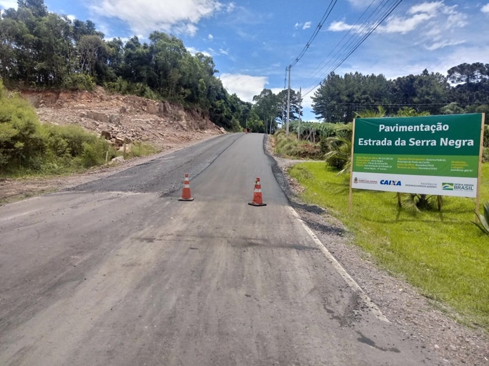 Anteriormente os servidores municipais realizaram a abertura, compactação, drenagem e colocação da camada da base. - Prefeitura de Flores da Cunha/Divulgação