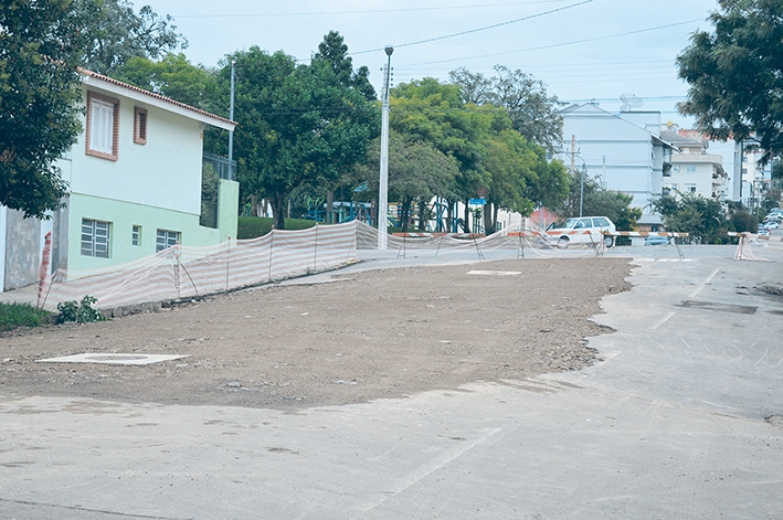 Conserto na Rua General João Manoel depende das condições climáticas para ser concluído. - Diego Adami