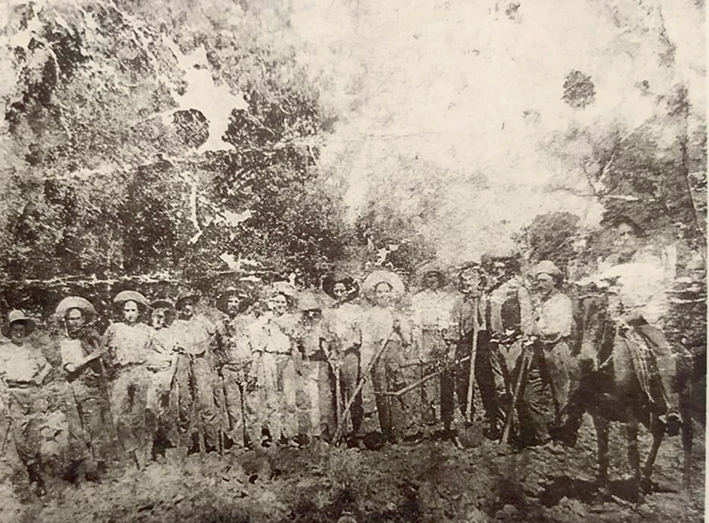 Abertura da estrada que liga Caxias a Flores em 1900. - Arquivo Museu Municipal