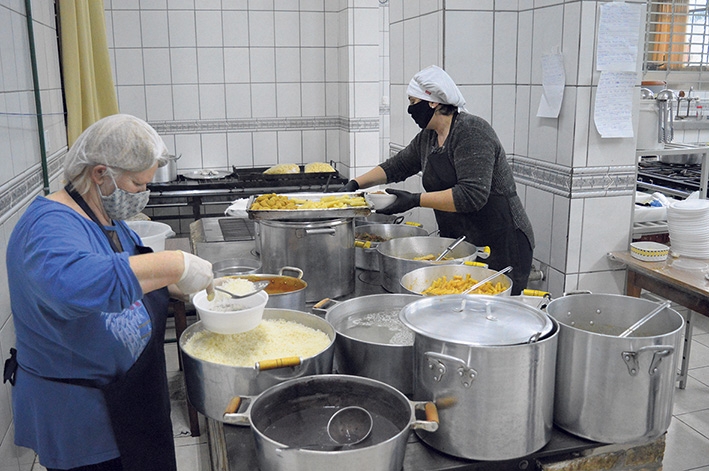 Andréia Polidoro reinventou o negócio e prepara marmitas ao meio-dia.   - Diego Adami 